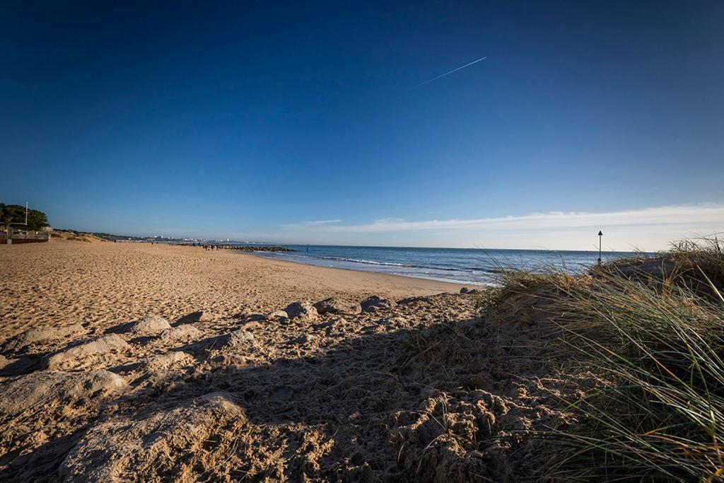 Luxury 2 Bedroom Apartment In Sandbanks - Sea View Poole Exterior photo