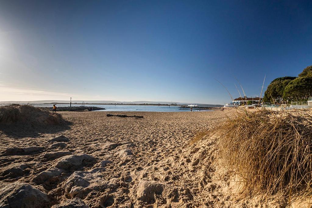 Luxury 2 Bedroom Apartment In Sandbanks - Sea View Poole Exterior photo